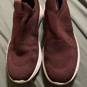 Avia womens size 7 maroon